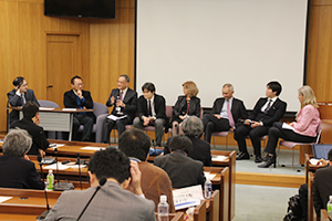 シンポジウム1のパネルディスカッション（左から曽我氏，浦野氏，横山氏，岸村氏，Bakalova氏，Bawendi氏，宮島氏，Nikolova氏）