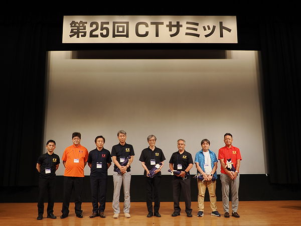 CTサミット世話人が登壇し，勇退する世話人に記念品を贈呈