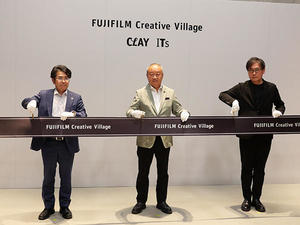 FUJIFILM Creative Villageの開所式でテープカットする後藤禎一氏（中央），堀切和久氏（右），鍋田敏之氏（左）